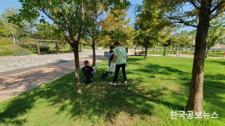 쾌적하고 깨끗한 공원, 펫티켓 지키기부터 기사 사진