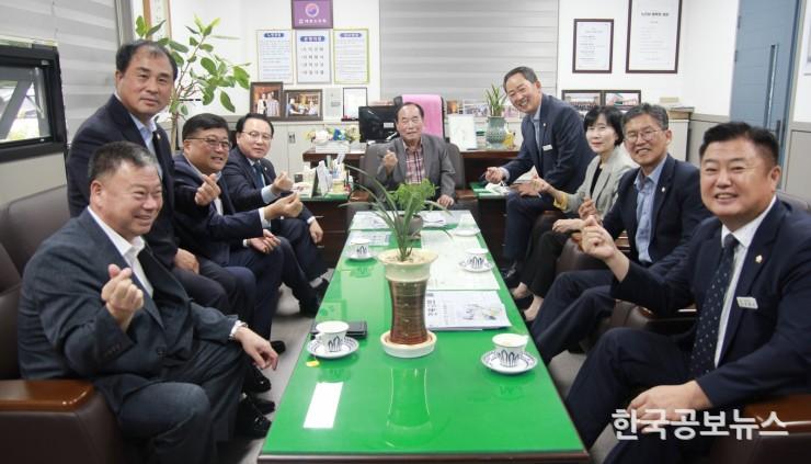 [포토]임실군노인종합복지관 찾은 임실군의회 의원들 어르신 향한 공경의 마음 전해 기사 사진