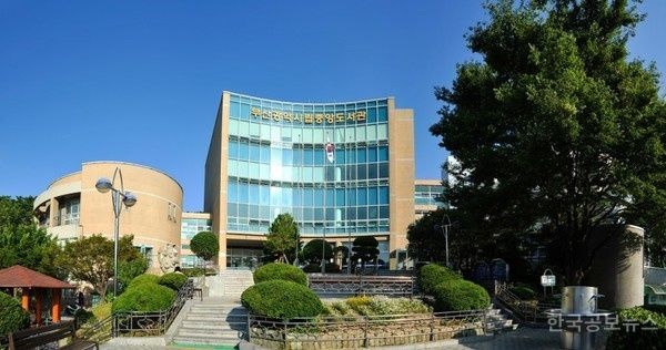 부산중앙도서관, ‘향파 이주홍, 삶과 문학’전시회 운영 기사 사진