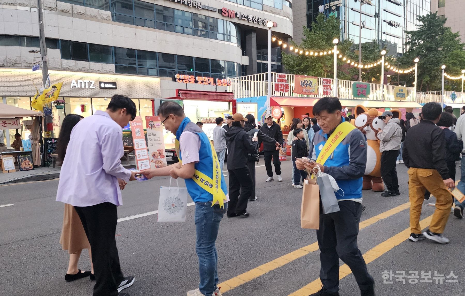 대한민국 국화동호회, '2024 대한민국 국향대전' 성공 기원 홍보활동 펼치다. 기사 사진