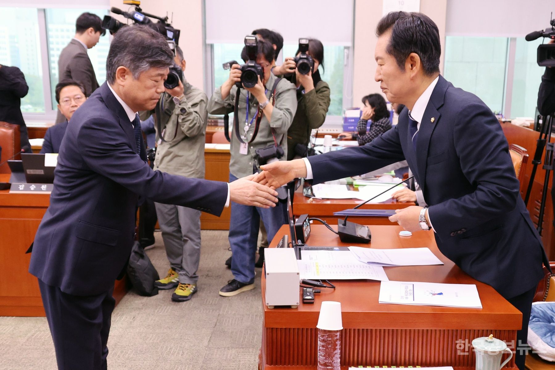 국회 법사위, 이재명 재판 공방…與 "재판 서둘러야" 野 "위법 수사" 기사 사진